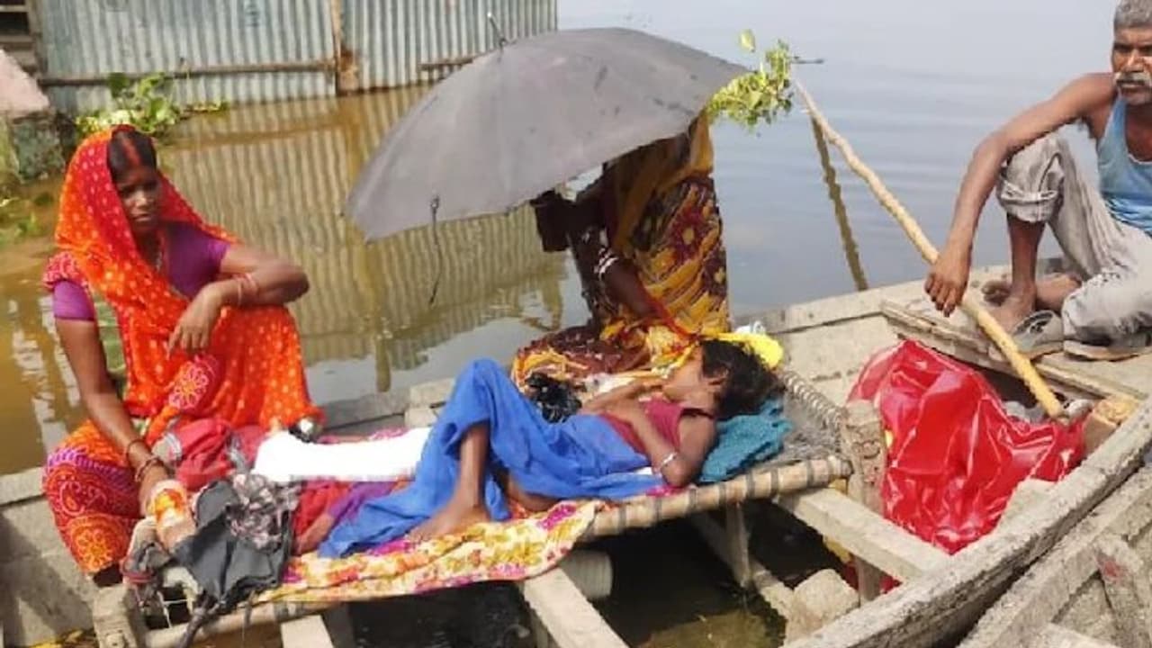 बिहार बाढ़ की सबसे मार्मिक तस्वीर, बेबस माता पिता को बीमार बेटे के इलाज लिए नाव से 10 KM सफर करना पड़ा बिहार बाढ़ की सबसे मार्मिक तस्वीर, बेबस माता पिता को बीमार बेटे के इलाज लिए नाव से 10 KM सफर करना पड़ा