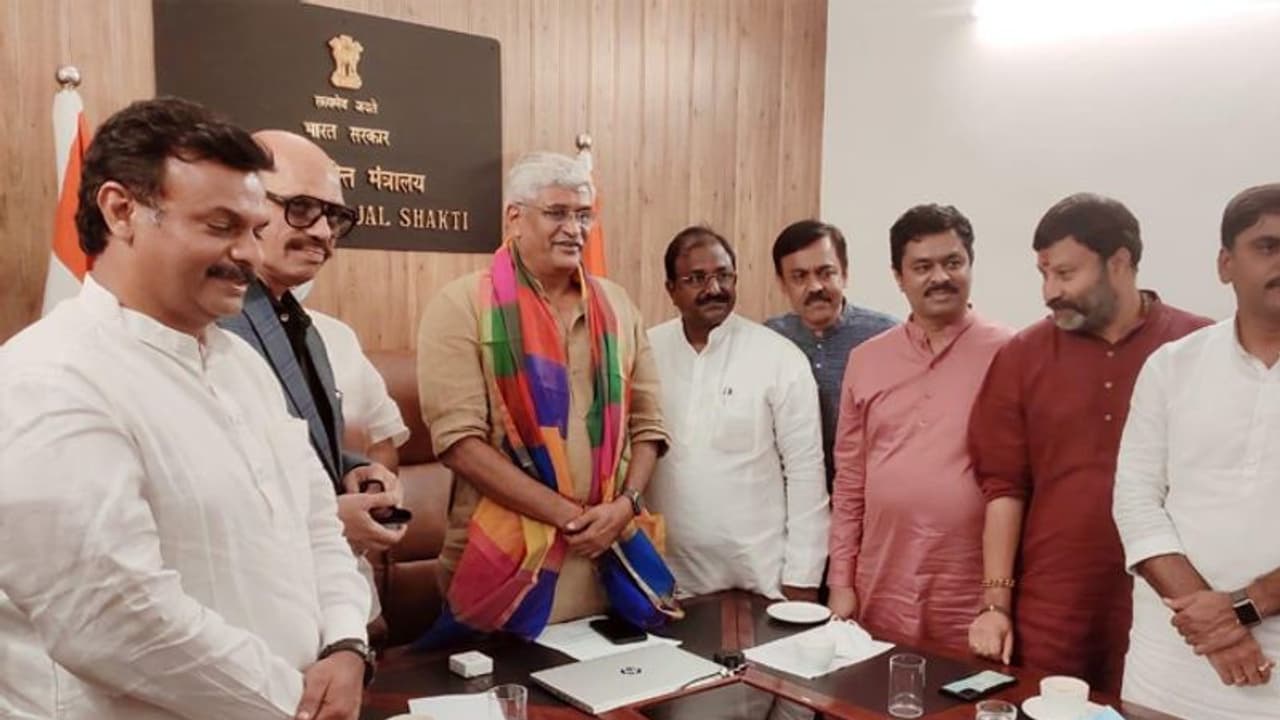 కేంద్ర జల్శక్తి మంత్రి షెకావత్ను కలిసిన ఏపీ బీజేపీ నేతలు.. పోలవరం, రాయలసీమపై చర్చ కేంద్ర జల్శక్తి మంత్రి షెకావత్ను కలిసిన ఏపీ బీజేపీ నేతలు.. పోలవరం, రాయలసీమపై చర్చ