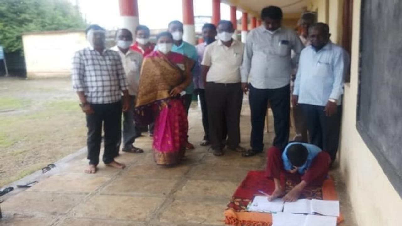 ಕಾಲು ಬೆರಳಿನಿಂದ ಎಸ್ಸೆಸ್ಸೆಲ್ಸಿ ಪರೀಕ್ಷೆ ಬರೆದ ಸಾವಳೇಶ್ವರದ ಛಲಗಾರ!