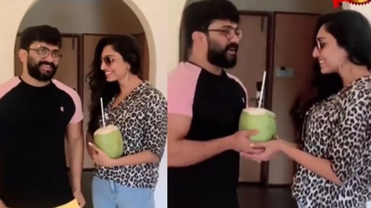 'നീയില്ലാത്ത ജീവിതം വെള്ളമില്ലാത്ത കരിക്കുപോലെയാണ്'; വീഡിയോയുമായി ഋതുവും മണിക്കുട്ടനും 'നീയില്ലാത്ത ജീവിതം വെള്ളമില്ലാത്ത കരിക്കുപോലെയാണ്'; വീഡിയോയുമായി ഋതുവും മണിക്കുട്ടനും