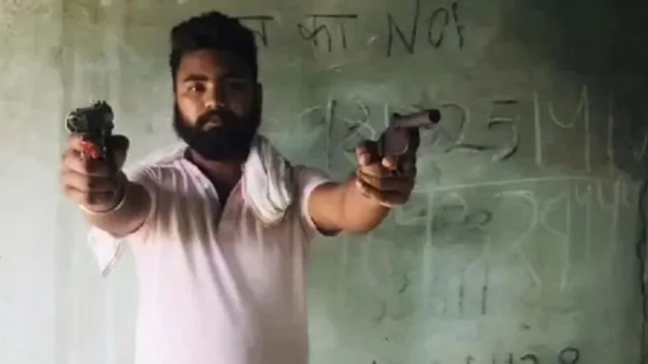 മാഫിയ ഡോൺ ആകണമെന്ന് ആഗ്രഹം; തോക്ക് ചൂണ്ടുന്ന വീഡിയോ പങ്കുവച്ചു, പണി ഇരന്നുവാങ്ങി യുവാവ് മാഫിയ ഡോൺ ആകണമെന്ന് ആഗ്രഹം; തോക്ക് ചൂണ്ടുന്ന വീഡിയോ പങ്കുവച്ചു, പണി ഇരന്നുവാങ്ങി യുവാവ്