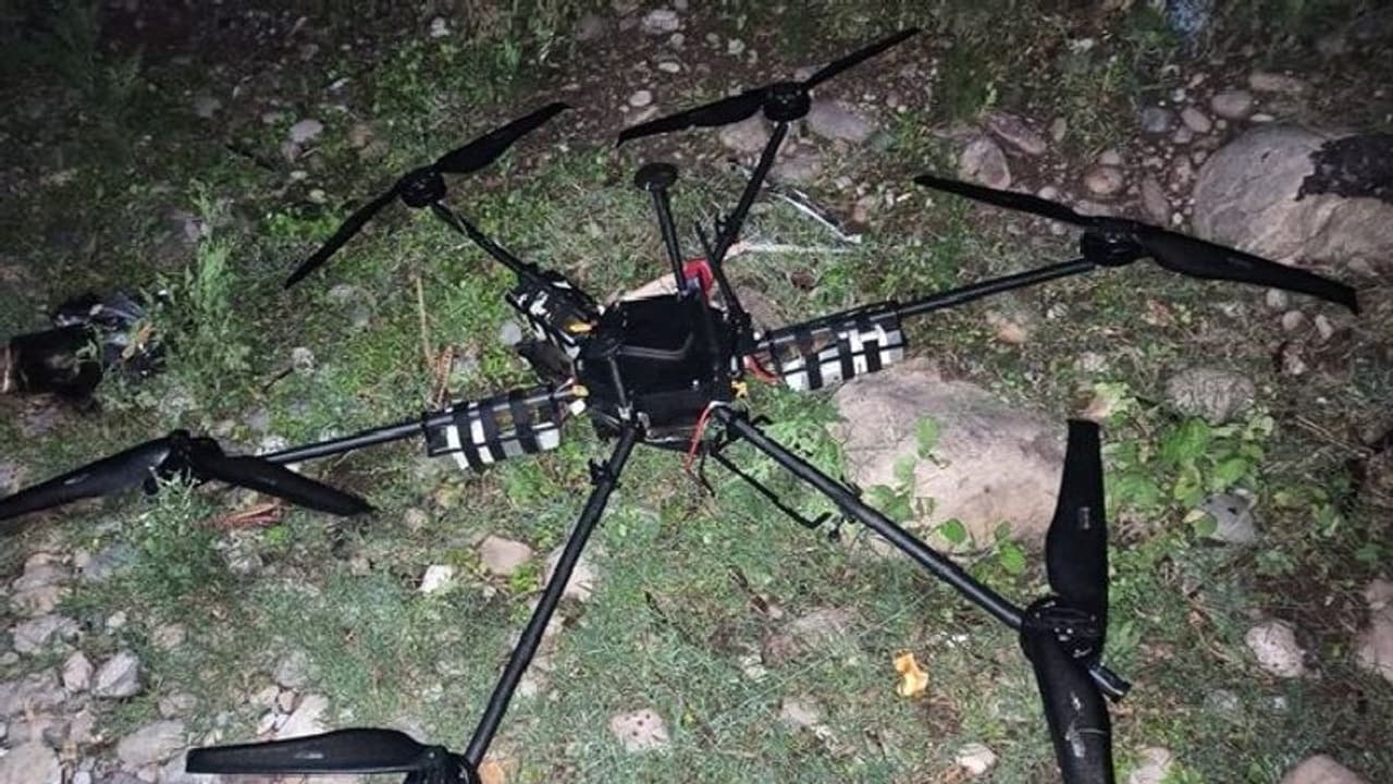 গভীর রাতে পাকিস্তানের হামলার ছক ভেস্তে দিল ভারত, গুলি করে নামানো হল বিস্ফোরক বোঝাই ড্রোন গভীর রাতে পাকিস্তানের হামলার ছক ভেস্তে দিল ভারত, গুলি করে নামানো হল বিস্ফোরক বোঝাই ড্রোন