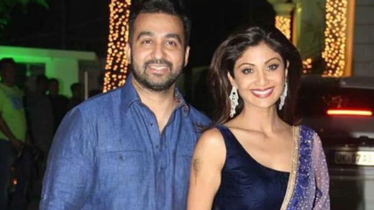 Pornography Case: पति राजकुंद्रा पत्नी शिल्पा शेट्टी को आमने सामने बैठाकर छह घंटे पूछताछ Pornography Case: पति राजकुंद्रा पत्नी शिल्पा शेट्टी को आमने सामने बैठाकर छह घंटे पूछताछ