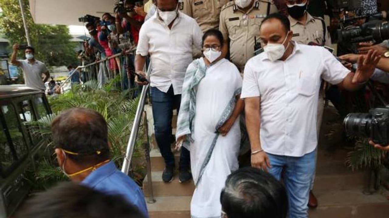 জ্বরে কাবু ভাইপো, এসএসকেএম হাসপাতালে দেখতে গেলেন মুখ্যমন্ত্রী জ্বরে কাবু ভাইপো, এসএসকেএম হাসপাতালে দেখতে গেলেন মুখ্যমন্ত্রী