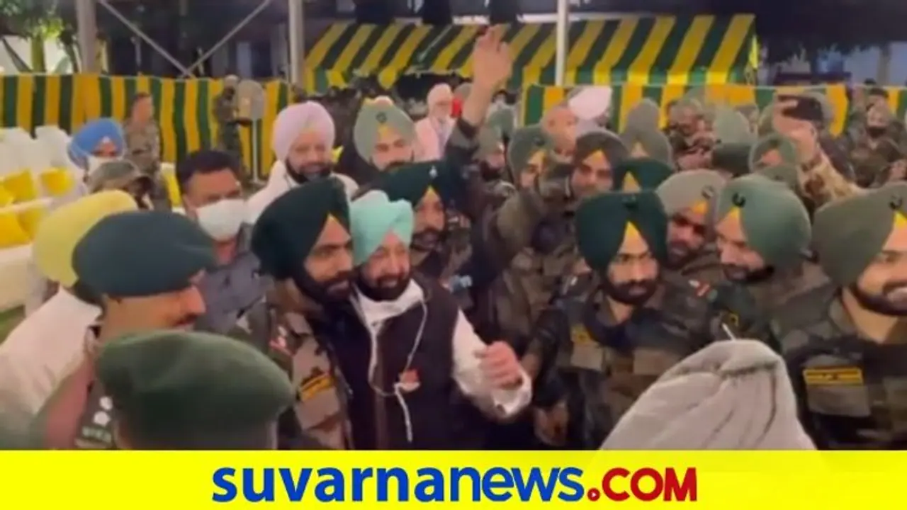 ಸಿಖ್ಖ್ ಯೋಧರೊಂದಿಗೆ ಖುಷಿಯಿಂದ ಡ್ಯಾನ್ಸ್ ಮಾಡಿದ ಪಂಜಾಬ್ ಸಿಎಂ ಸಿಖ್ಖ್ ಯೋಧರೊಂದಿಗೆ ಖುಷಿಯಿಂದ ಡ್ಯಾನ್ಸ್ ಮಾಡಿದ ಪಂಜಾಬ್ ಸಿಎಂ