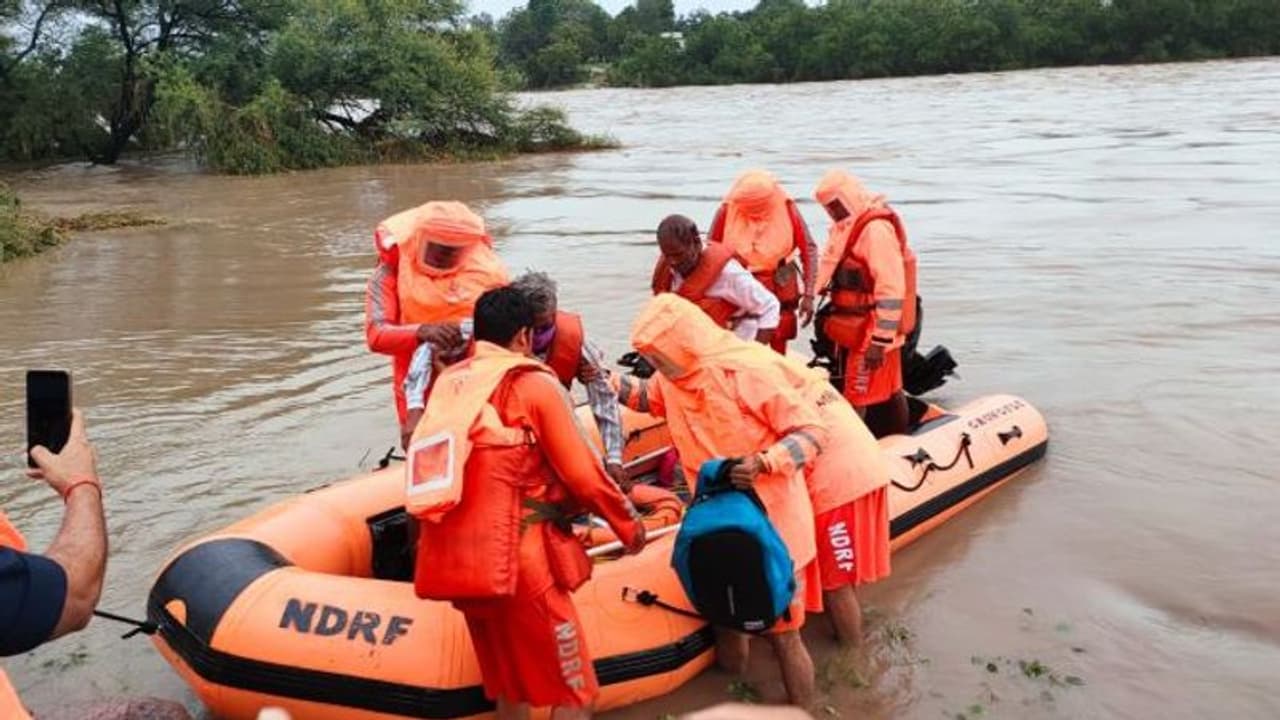 ఆశ్రమాన్ని చుట్టుముట్టిన గోదావరి... ఏడుగురు స్వాములను కాపాడిన ఎన్డీఆర్ఎఫ్ (వీడియో) ఆశ్రమాన్ని చుట్టుముట్టిన గోదావరి... ఏడుగురు స్వాములను కాపాడిన ఎన్డీఆర్ఎఫ్ (వీడియో)