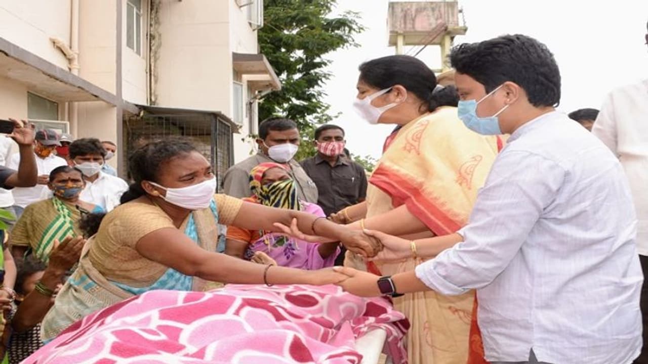 భారీ వర్షాలకు వాగులో కొట్టుకుపోయి వ్యక్తి మృతి.. కుటుంబానికి సత్యవతి రాథోడ్ పరామర్శ..(వీడియో) భారీ వర్షాలకు వాగులో కొట్టుకుపోయి వ్యక్తి మృతి.. కుటుంబానికి సత్యవతి రాథోడ్ పరామర్శ..(వీడియో)