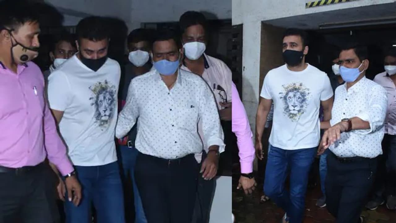 पोर्नोग्राफी केस में बढ़ीं शिल्पा शेट्टी के पति राज कुंद्रा की मुश्किलें, अब 27 जुलाई तक रहना होगा जेल में पोर्नोग्राफी केस में बढ़ीं शिल्पा शेट्टी के पति राज कुंद्रा की मुश्किलें, अब 27 जुलाई तक रहना होगा जेल में