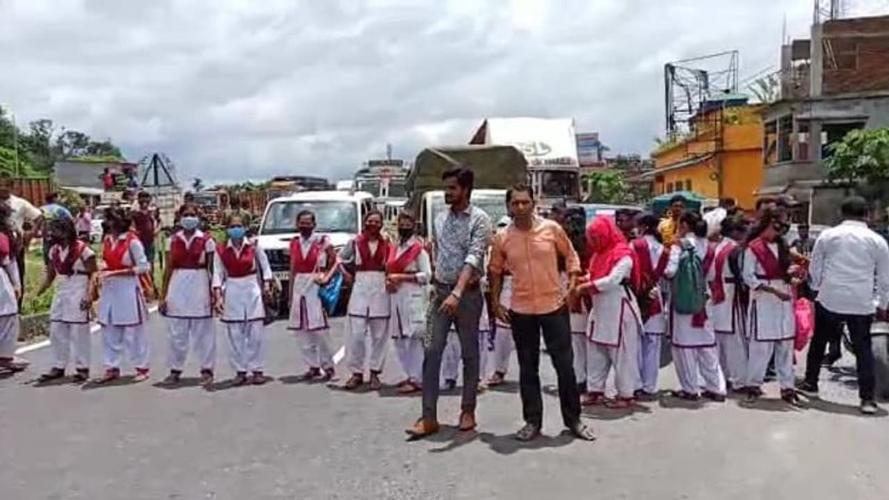 পরীক্ষা হয়নি, পাশ করাতে হবে সবাইকে, চোপড়ায় জাতীয় সড়ক অবরোধ পড়ুয়াদের পরীক্ষা হয়নি, পাশ করাতে হবে সবাইকে, চোপড়ায় জাতীয় সড়ক অবরোধ পড়ুয়াদের