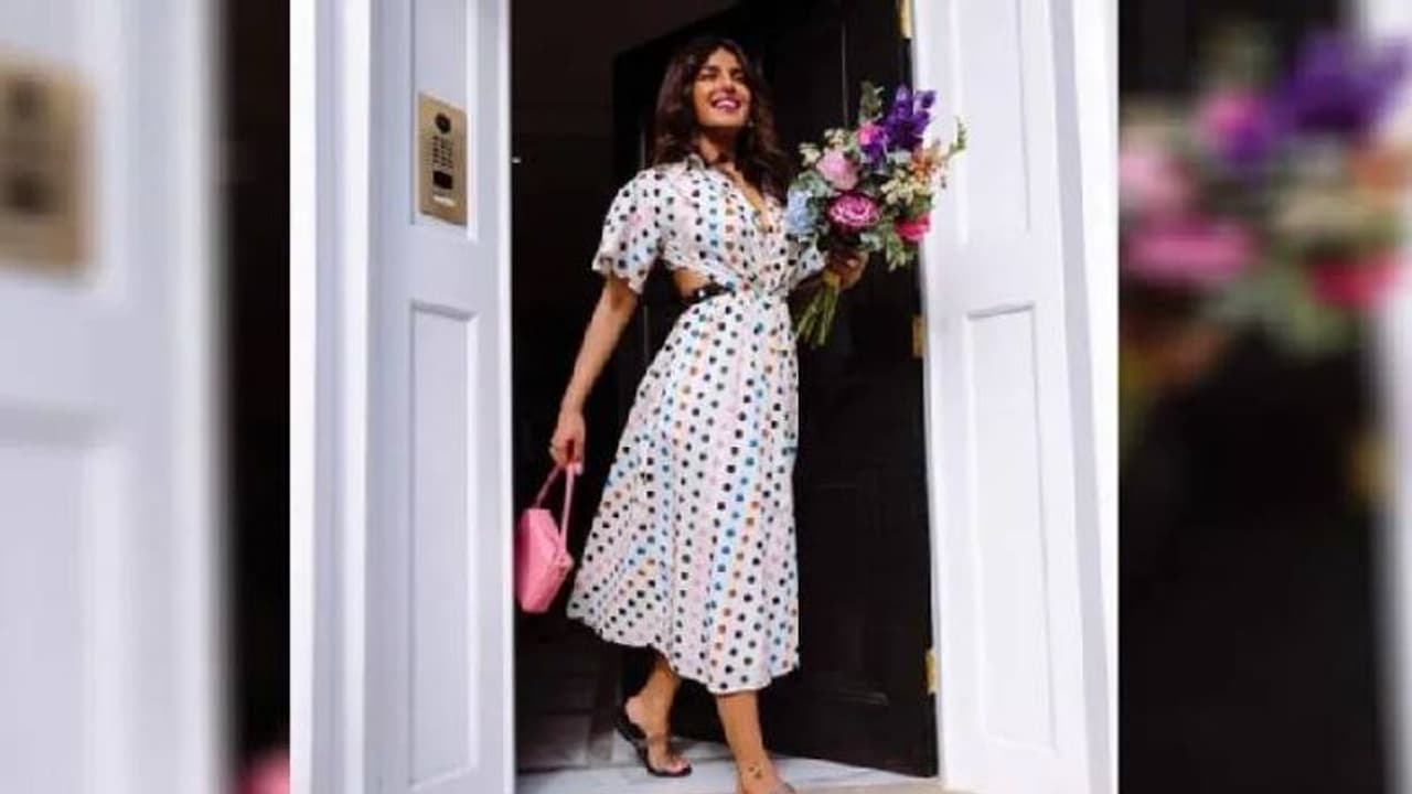 'പൊല്ക്ക ഡോട്സ്' ഔട്ട്ഫിറ്റില് തിളങ്ങി പ്രിയങ്ക; വില ഒരു ലക്ഷം രൂപ 'പൊല്ക്ക ഡോട്സ്' ഔട്ട്ഫിറ്റില് തിളങ്ങി പ്രിയങ്ക; വില ഒരു ലക്ഷം രൂപ