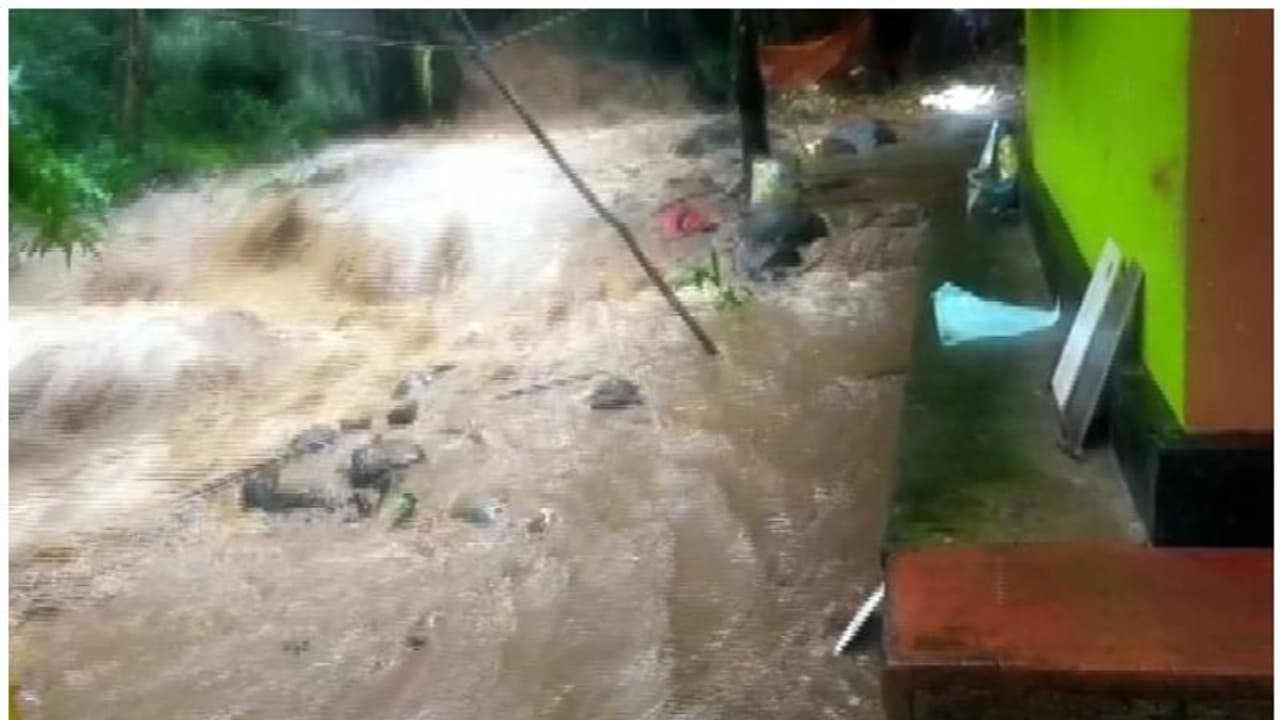 മലപ്പുറം മതില്മൂലയില് മലവെള്ളപ്പാച്ചില്; കാഞ്ഞിരപ്പുഴ നിറഞ്ഞൊഴുകുന്നു, വീടുകളില് വെള്ളം കയറി മലപ്പുറം മതില്മൂലയില് മലവെള്ളപ്പാച്ചില്; കാഞ്ഞിരപ്പുഴ നിറഞ്ഞൊഴുകുന്നു, വീടുകളില് വെള്ളം കയറി