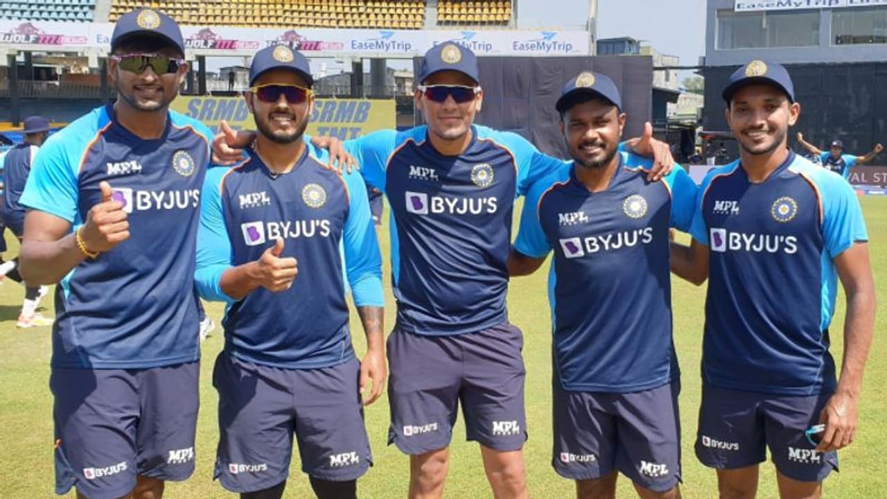 INDvSL; ಟಿ20 ಪಂದ್ಯಕ್ಕೆ ಟೀಂ ಇಂಡಿಯಾದಲ್ಲಿ ಯಾರಿಗೆ ಚಾನ್ಸ್? ಇಲ್ಲಿದೆ ಸಂಭವನೀಯ ಪ್ಲೇಯಿಂಗ್ 11! INDvSL; ಟಿ20 ಪಂದ್ಯಕ್ಕೆ ಟೀಂ ಇಂಡಿಯಾದಲ್ಲಿ ಯಾರಿಗೆ ಚಾನ್ಸ್? ಇಲ್ಲಿದೆ ಸಂಭವನೀಯ ಪ್ಲೇಯಿಂಗ್ 11!