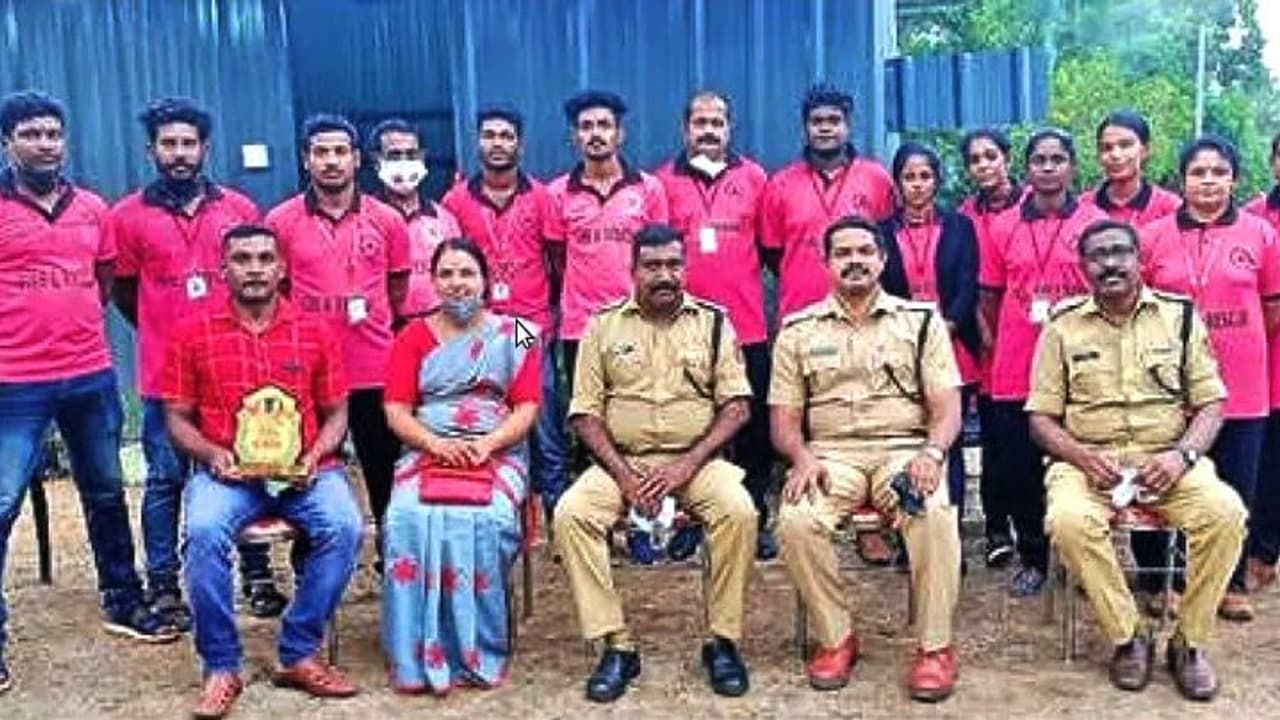 വീട് കത്തിനശിച്ചു; കുടുംബത്തിന് താൽക്കാലിക കൂരയൊരുക്കി അഗ്നിരക്ഷാസേനയും സിവിൽ ഡിഫൻസ് അംഗങ്ങളും വീട് കത്തിനശിച്ചു; കുടുംബത്തിന് താൽക്കാലിക കൂരയൊരുക്കി അഗ്നിരക്ഷാസേനയും സിവിൽ ഡിഫൻസ് അംഗങ്ങളും