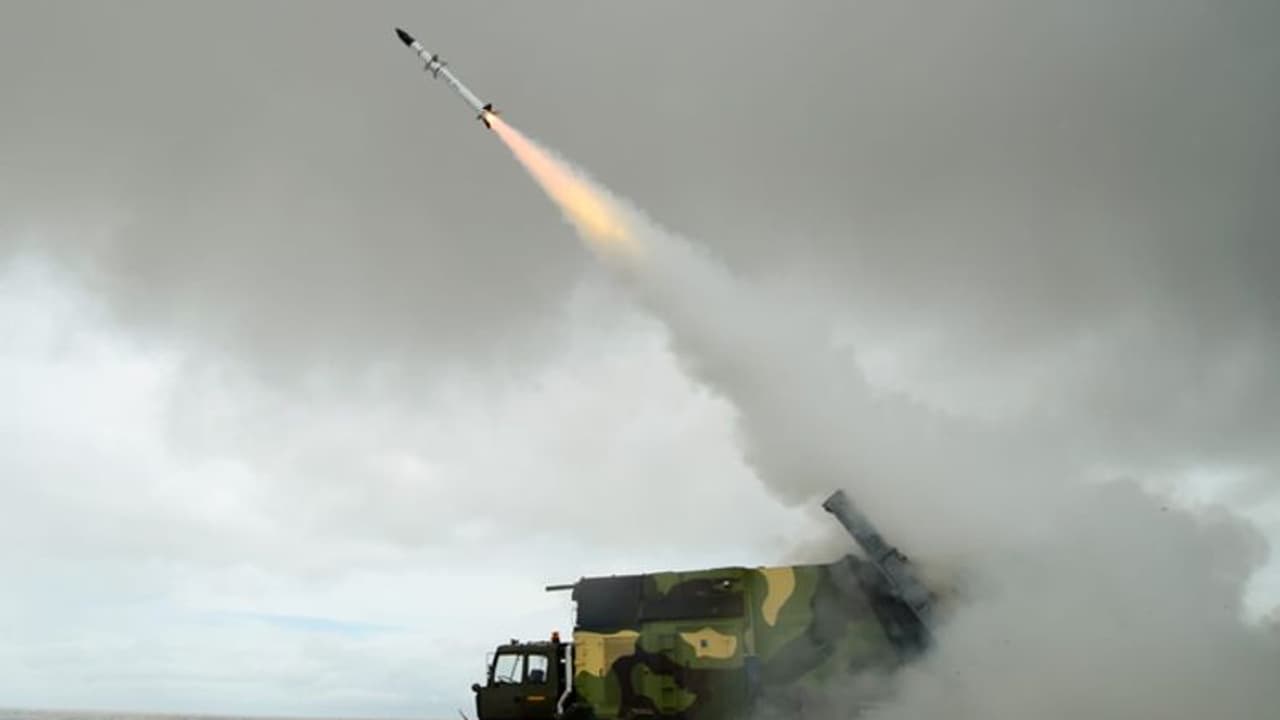 ప్రతికూల పరిస్ధితుల్లోనూ గురి తప్పని వైనం.. నవతరం ఆకాశ్ క్షిపణి పరీక్ష విజయవంతం ప్రతికూల పరిస్ధితుల్లోనూ గురి తప్పని వైనం.. నవతరం ఆకాశ్ క్షిపణి పరీక్ష విజయవంతం