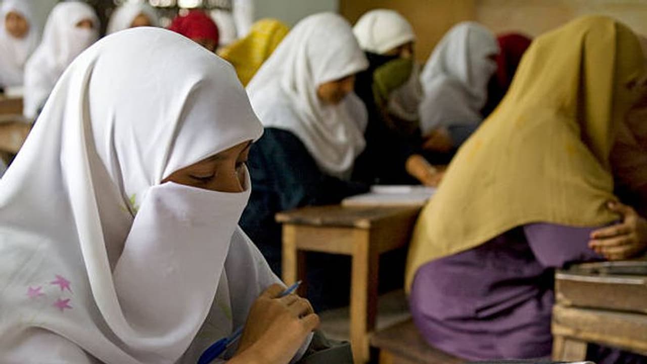 প্রথম দশে স্থান পেয়ে মালদার নাম আজিজা, রৌনক, সানিয়াদের, আর্থিক অভাব কি কেড়ে নেবে তাদের চিকিৎসক হওয়ার স্বপ্ন? প্রথম দশে স্থান পেয়ে মালদার নাম আজিজা, রৌনক, সানিয়াদের, আর্থিক অভাব কি কেড়ে নেবে তাদের চিকিৎসক হওয়ার স্বপ্ন?