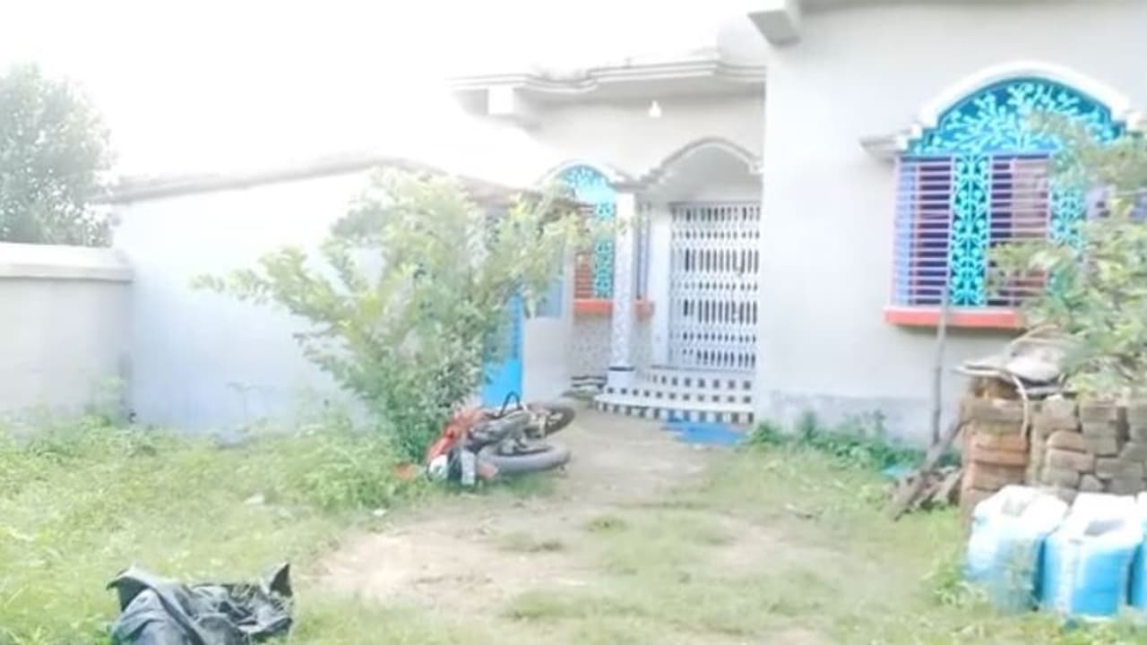 সিআইডি পরিচয়ে ১ বছর এলাকায়, রাত নামলেই বাড়িতে বসত মধুচক্রের আসর, তারস্বরে বাজত গান সিআইডি পরিচয়ে ১ বছর এলাকায়, রাত নামলেই বাড়িতে বসত মধুচক্রের আসর, তারস্বরে বাজত গান