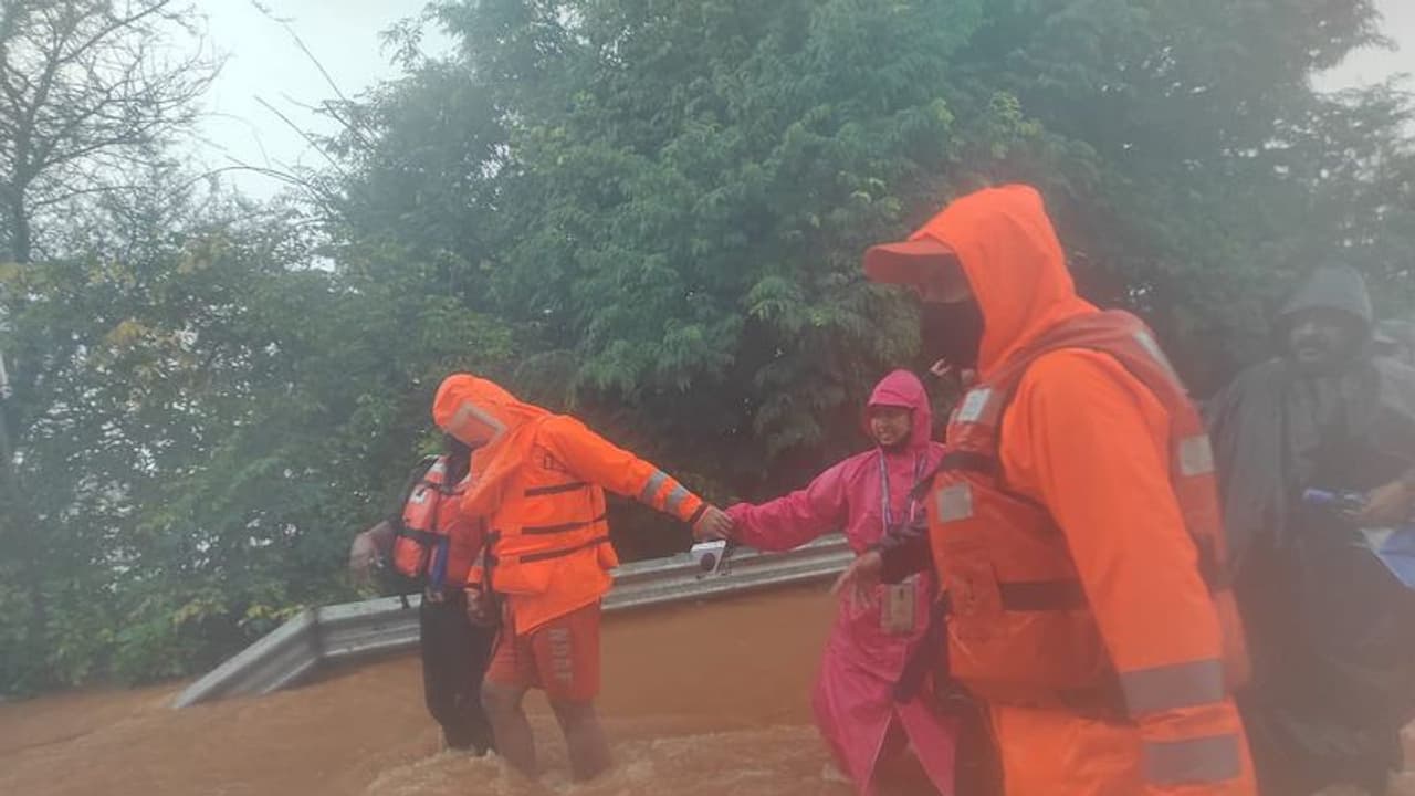 ಭೀಕರ ಮಳೆ, ಪ್ರವಾಹಕ್ಕೆ ರಾಯಘಡದಲ್ಲಿ ಭೂಕುಸಿತ; 36 ಸಾವು,6 ಜಿಲ್ಲೆಯಲ್ಲಿ ರೆಡ್ ಅಲರ್ಟ್!