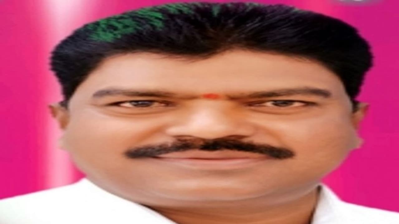 హుజూరాబాద్ ఉప ఎన్నిక ఎఫెక్ట్: ఎస్సీ కార్పోరేషన్ చైర్మన్ గా బండ శ్రీనివాస్ హుజూరాబాద్ ఉప ఎన్నిక ఎఫెక్ట్: ఎస్సీ కార్పోరేషన్ చైర్మన్ గా బండ శ్రీనివాస్