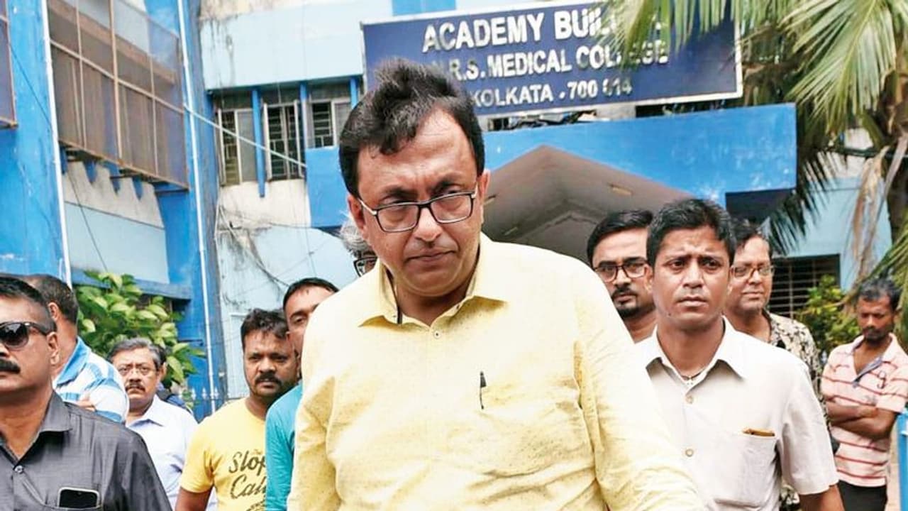 அறிக்கையை கிழித்து அட்ராசிட்டி செய்த திரிணாமுல் காங் எம்.பி... ரிவீட் அடித்த வெங்கையா நாயுடு. அறிக்கையை கிழித்து அட்ராசிட்டி செய்த திரிணாமுல் காங் எம்.பி... ரிவீட் அடித்த வெங்கையா நாயுடு.