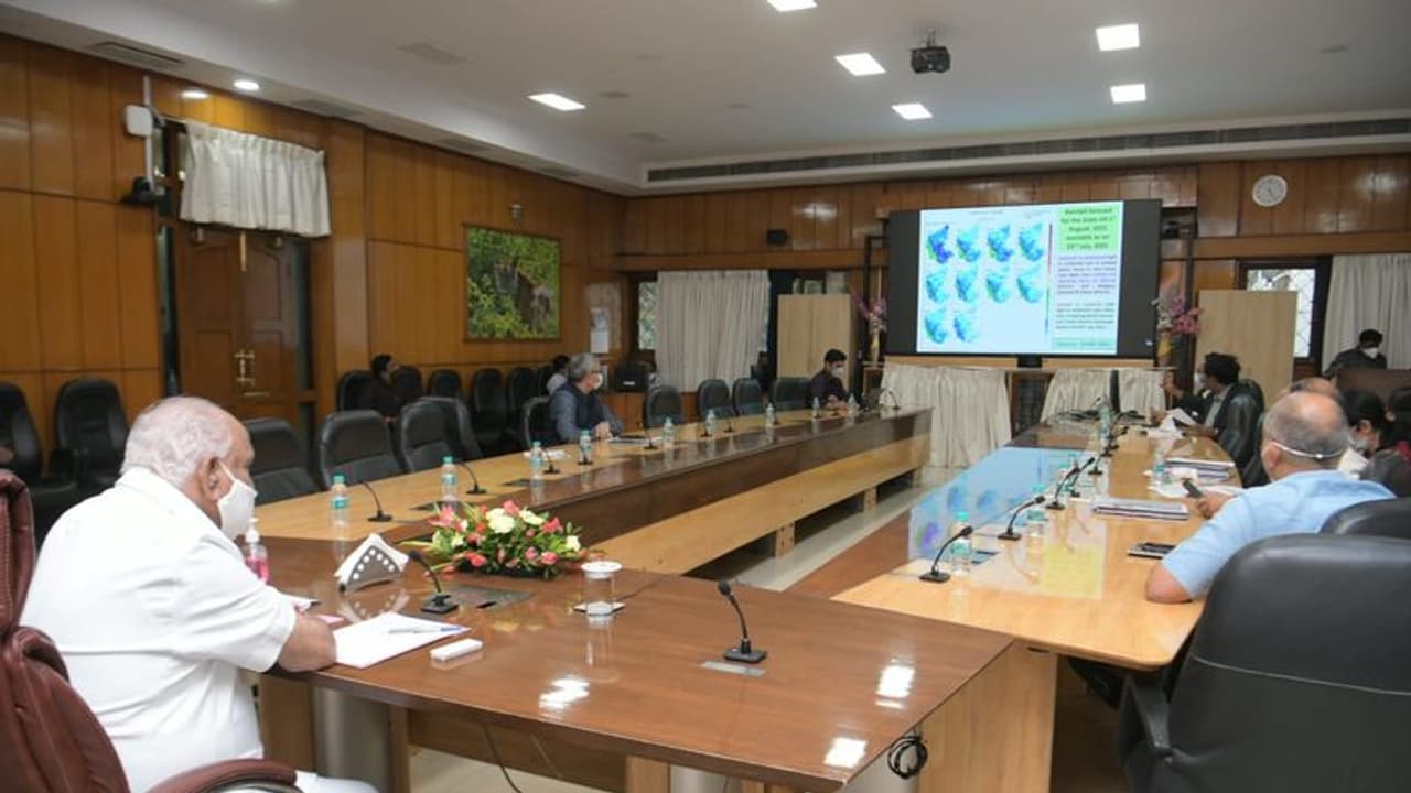 ರಜೆ ಹಾಕದೆ ಕೆಲಸ ಮಾಡಿ, ಅಧಿಕಾರಿಗಳಿಗೆ ಸಿಎಂ ಖಡಕ್ ಸೂಚನೆ