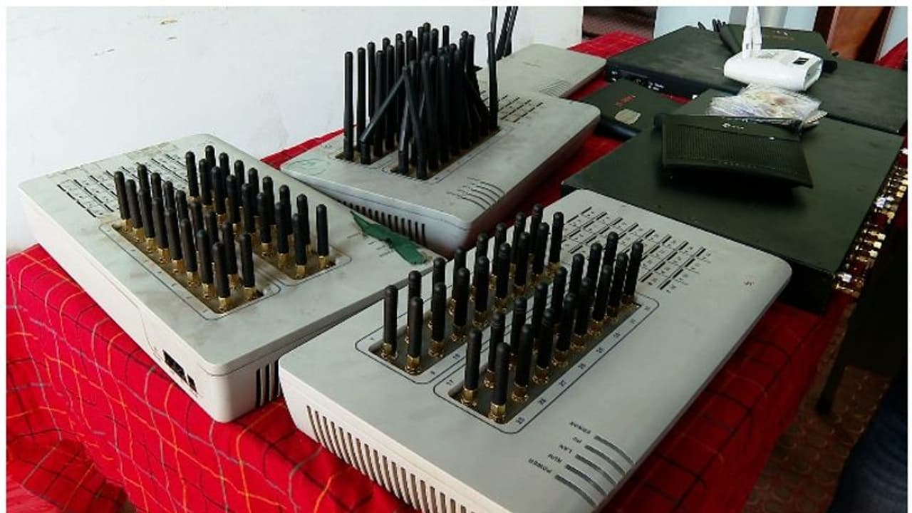 സമാന്തര ടെലിഫോൺ എക്സ്ചേഞ്ച് കേസ്: പ്രതികളുടെ വീട്ടിൽ ക്രൈം ബ്രാഞ്ച് റെയ്ഡ് സമാന്തര ടെലിഫോൺ എക്സ്ചേഞ്ച് കേസ്: പ്രതികളുടെ വീട്ടിൽ ക്രൈം ബ്രാഞ്ച് റെയ്ഡ്