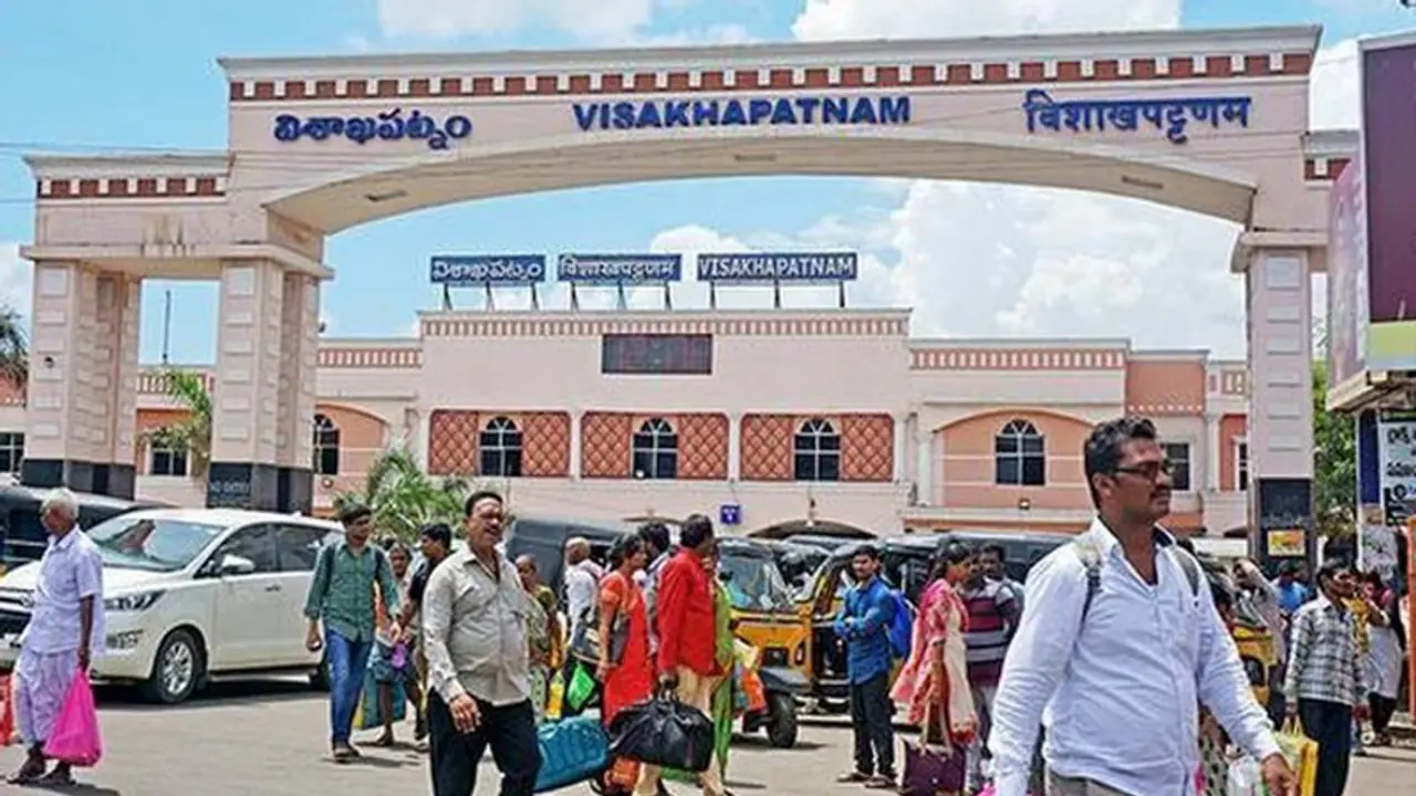 పరవాడ ఫార్మాసిటీలో ప్రమాదం: ఫ్యాక్టరీ యాజమాన్యంపై కేసు పరవాడ ఫార్మాసిటీలో ప్రమాదం: ఫ్యాక్టరీ యాజమాన్యంపై కేసు