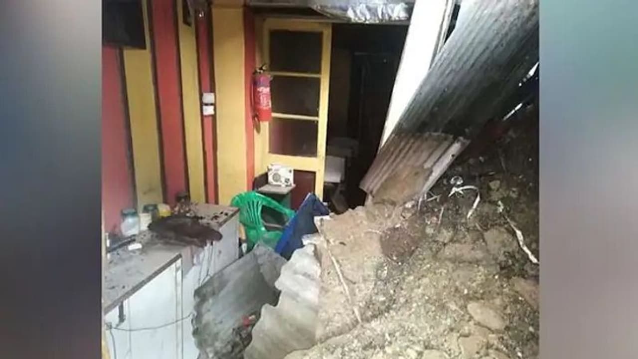 ಭಾರೀ ಮಳೆಯಿಂದ ಧಾರವಾಡ ಜಿಲ್ಲೆಯಲ್ಲಿ 191 ಮನೆಗಳಿಗೆ ಧಕ್ಕೆ ಭಾರೀ ಮಳೆಯಿಂದ ಧಾರವಾಡ ಜಿಲ್ಲೆಯಲ್ಲಿ 191 ಮನೆಗಳಿಗೆ ಧಕ್ಕೆ