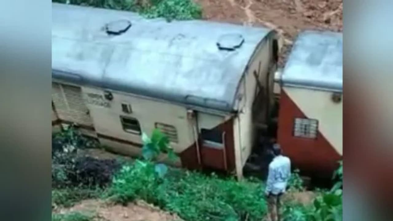 ഓടിക്കൊണ്ടിരുന്ന തീവണ്ടിയുടെ എഞ്ചിനും ബോഗിയും തമ്മിൽ വേർപെട്ടു ഓടിക്കൊണ്ടിരുന്ന തീവണ്ടിയുടെ എഞ്ചിനും ബോഗിയും തമ്മിൽ വേർപെട്ടു