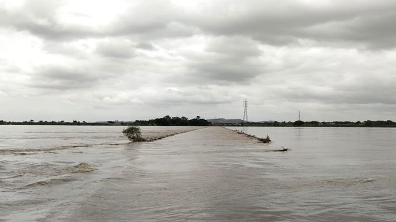 ಗದಗ: ಅಂತೂ ತಗ್ಗಿದ ಪ್ರವಾಹ, ಶಾಂತಳಾದ ಮಲಪ್ರಭೆ ಗದಗ: ಅಂತೂ ತಗ್ಗಿದ ಪ್ರವಾಹ, ಶಾಂತಳಾದ ಮಲಪ್ರಭೆ