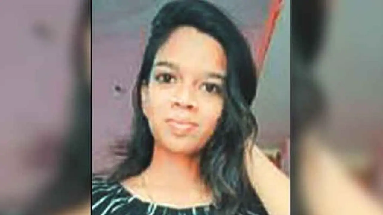 தேர்வு அறையில் செல்போன்.. அசிங்கப்படுத்திய ஆசிரியர்.. 3வது மாடியில் இருந்து குதித்து மருத்துவ மாணவி தற்கொலை.! தேர்வு அறையில் செல்போன்.. அசிங்கப்படுத்திய ஆசிரியர்.. 3வது மாடியில் இருந்து குதித்து மருத்துவ மாணவி தற்கொலை.!