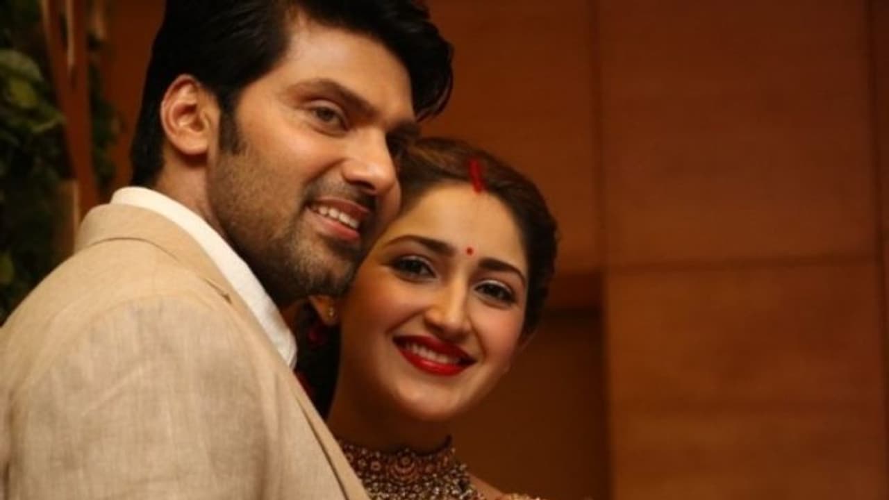 மகளுக்கு வித்தியாசமான பெயர் வைத்து அழகு பார்க்கும் நடிகர் ஆர்யா!!