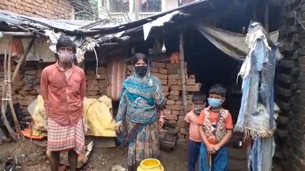 ইট দিয়ে তৈরি 'তাসের ঘর', সূর্য ডুবতেই বাড়ি ছেড়ে পালান কিষাণ মাণ্ডিতে ইট দিয়ে তৈরি 'তাসের ঘর', সূর্য ডুবতেই বাড়ি ছেড়ে পালান কিষাণ মাণ্ডিতে