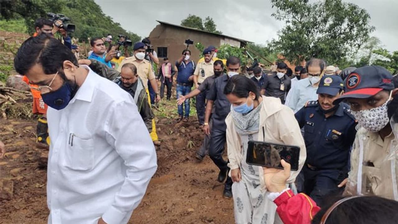 महाराष्ट्र में भारी बारिश और भूस्खलन से 136 की मौत; रेस्क्यू के लिए सेना तैनात; CM ने किया गांवों का दौरा महाराष्ट्र में भारी बारिश और भूस्खलन से 136 की मौत; रेस्क्यू के लिए सेना तैनात; CM ने किया गांवों का दौरा