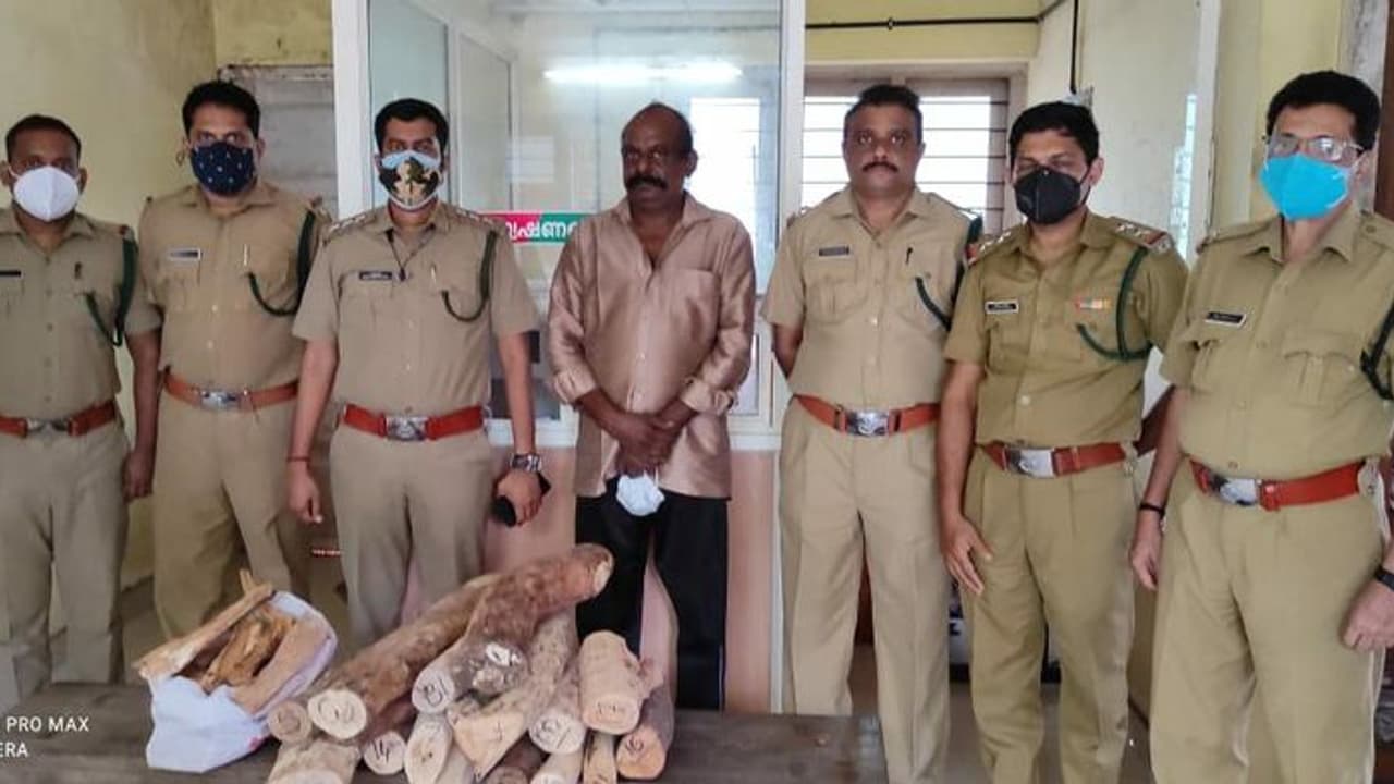 ആറ്റിങ്ങലിൽ വീട്ടിൽ സൂക്ഷിച്ച 45 കിലോ ചന്ദനം പിടികൂടി ആറ്റിങ്ങലിൽ വീട്ടിൽ സൂക്ഷിച്ച 45 കിലോ ചന്ദനം പിടികൂടി