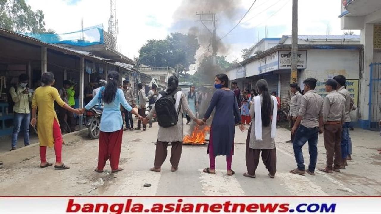 উচ্চ মাধ্যমিকে নম্বর কম পাওয়ায় রাজ্য জুড়ে বিক্ষোভ, টায়ার জ্বালিয়ে অবরোধ পড়ুয়াদের