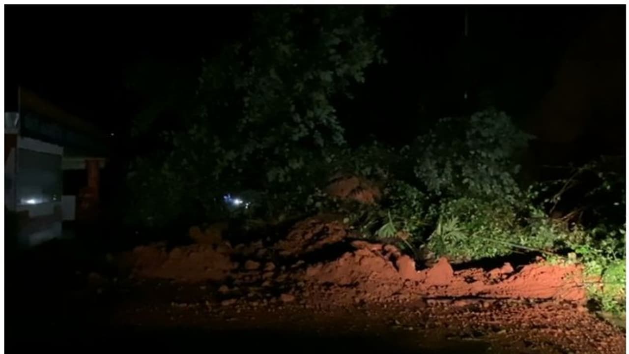 മണ്ണിടിച്ചിലിന് സാധ്യത; മൂന്നാര് സർക്കാർ കോളേജിന്റെ ഉപയോഗശൂന്യമായ കെട്ടിടം പൊളിക്കും മണ്ണിടിച്ചിലിന് സാധ്യത; മൂന്നാര് സർക്കാർ കോളേജിന്റെ ഉപയോഗശൂന്യമായ കെട്ടിടം പൊളിക്കും