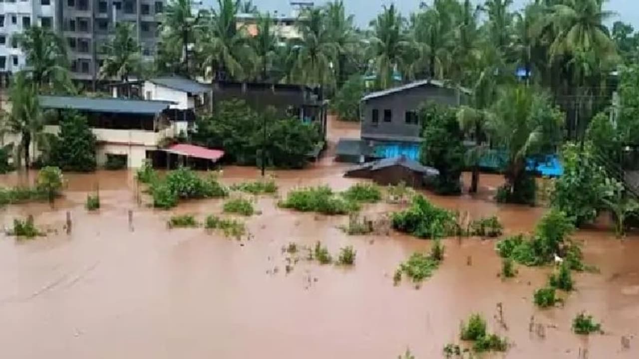 మహబూబాబాద్ జిల్లా: వరదలో చిక్కుకున్న స్కూల్ బస్సు... అందులో 16 మంది పిల్లలు