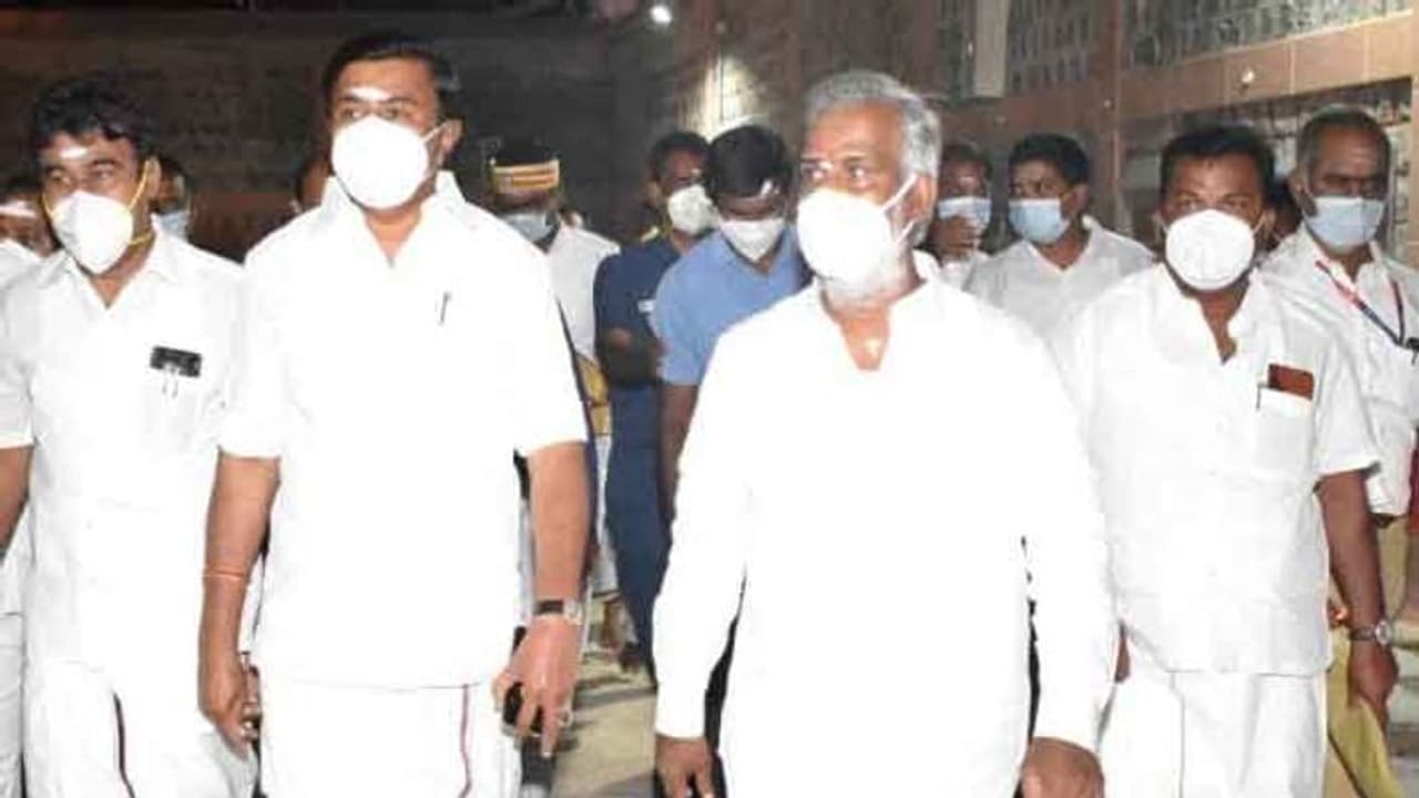 சாமி.. சாமியை தரிசனம் பண்ணலாமா.?? கருவறையின் முன் பிரகாரத்தில் பூசாரியிடம் அனுமதி கேட்ட சேகர் பாபு. சாமி.. சாமியை தரிசனம் பண்ணலாமா.?? கருவறையின் முன் பிரகாரத்தில் பூசாரியிடம் அனுமதி கேட்ட சேகர் பாபு.