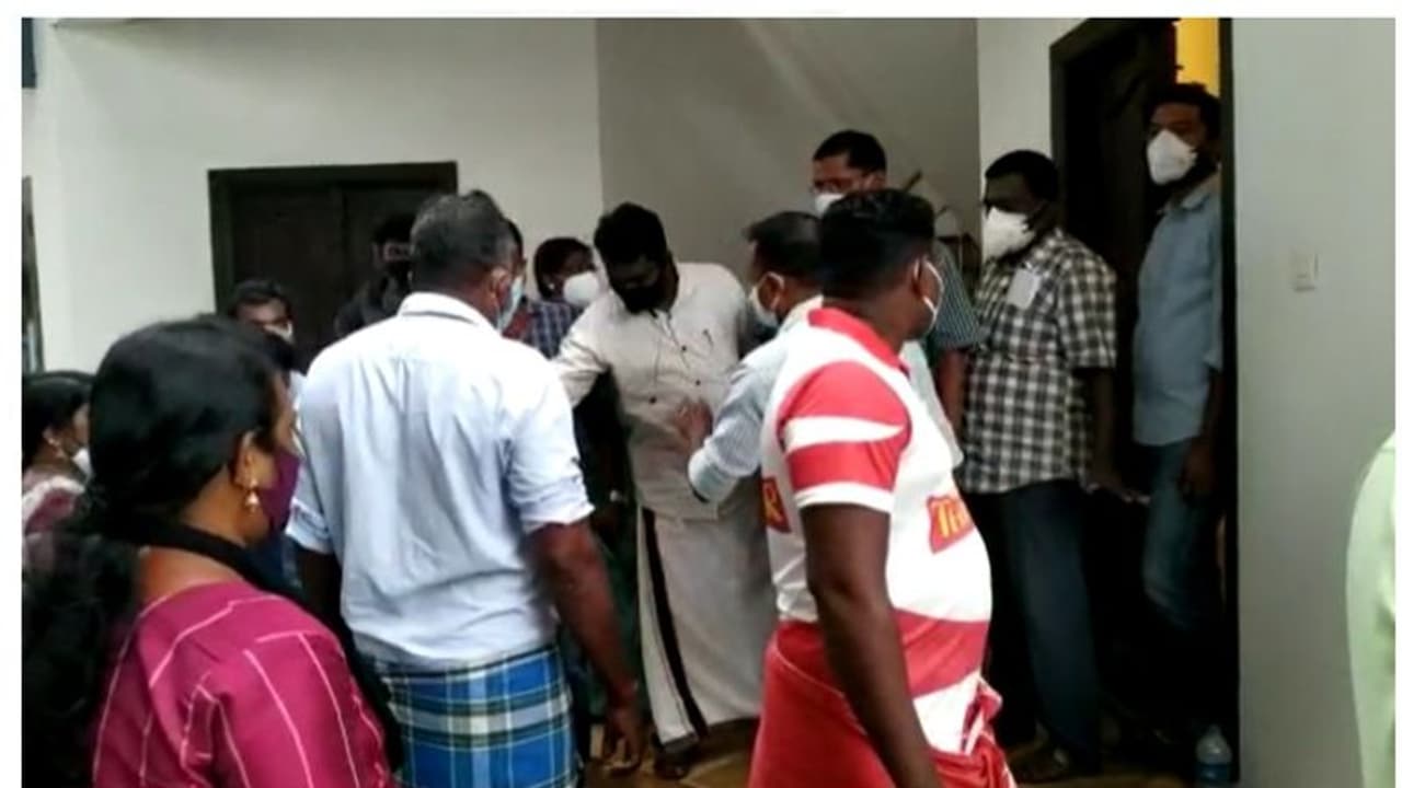 വാക്സീന് വിതരണത്തിനിടെ ഡോക്ടര്ക്ക് മര്ദ്ദനമേറ്റു; സിപിഎം നേതാക്കള്ക്ക് എതിരെ കേസ് വാക്സീന് വിതരണത്തിനിടെ ഡോക്ടര്ക്ക് മര്ദ്ദനമേറ്റു; സിപിഎം നേതാക്കള്ക്ക് എതിരെ കേസ്