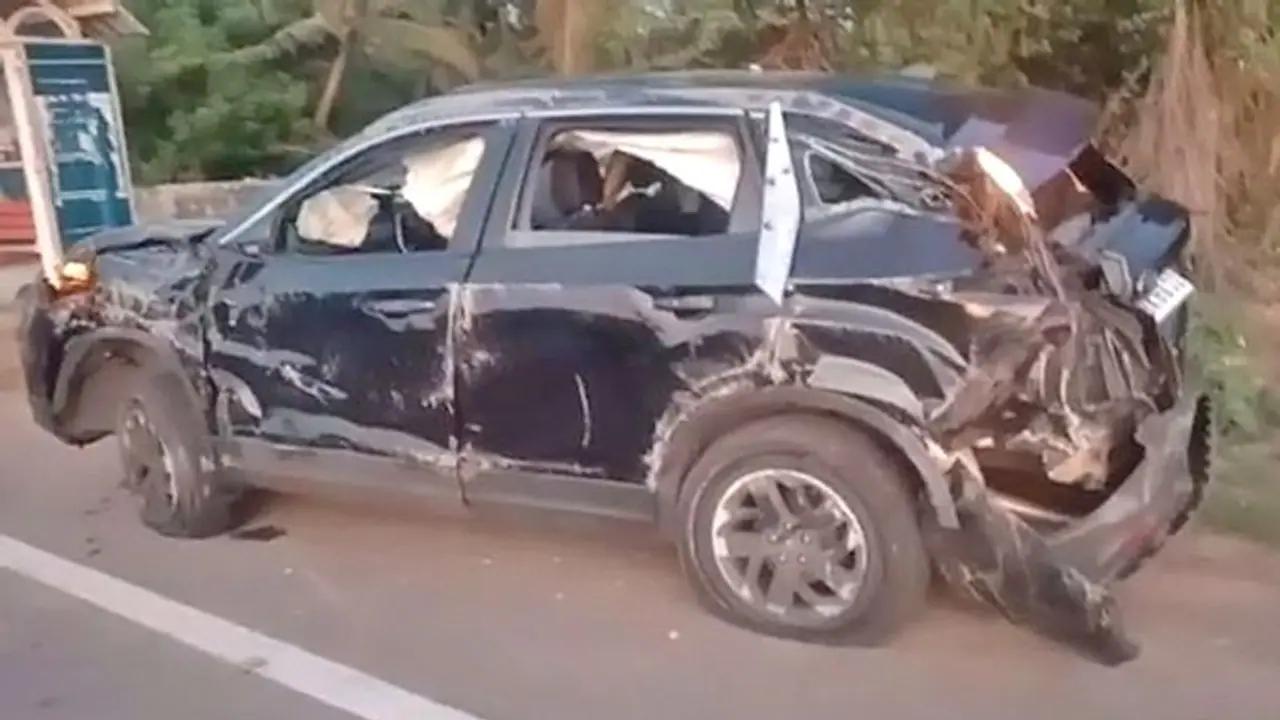 రాజేంద్రనగర్ ప్రధాన రహదారిపై కారు బీభత్సం.. నలుగురికి తీవ్ర గాయాలు... రాజేంద్రనగర్ ప్రధాన రహదారిపై కారు బీభత్సం.. నలుగురికి తీవ్ర గాయాలు...