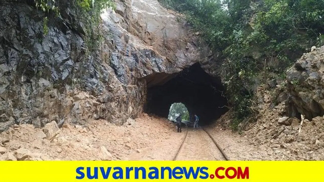 ದೂದಸಾಗರ: ರೈಲು ಹಳಿ ಮೇಲಿನ ಮಣ್ಣು ತೆರವು, ಪ್ರಯಾಣಿಕರು ಸುರಕ್ಷಿತ ದೂದಸಾಗರ: ರೈಲು ಹಳಿ ಮೇಲಿನ ಮಣ್ಣು ತೆರವು, ಪ್ರಯಾಣಿಕರು ಸುರಕ್ಷಿತ