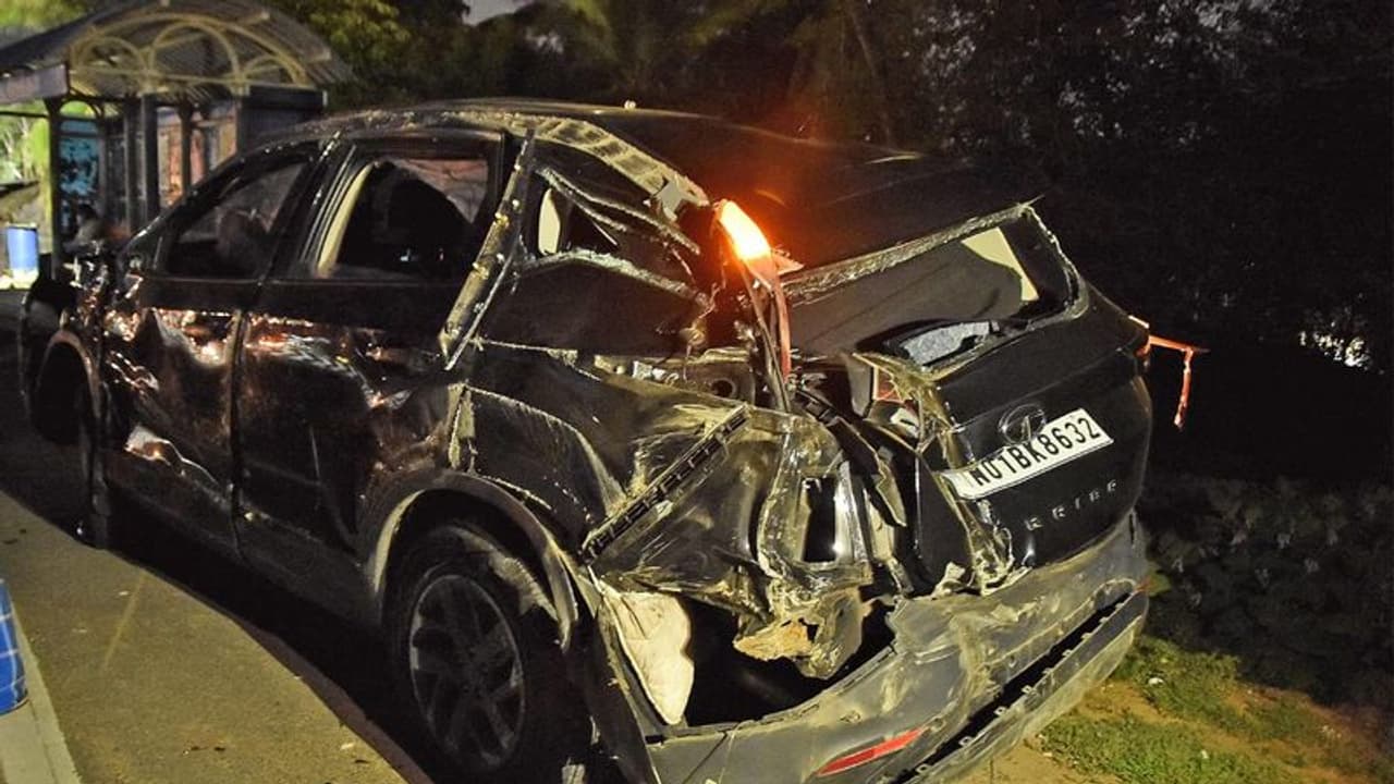 മീഡിയനില് ഇടിച്ച് എസ്യുവി മറിഞ്ഞു, യുവനടിക്ക് ഗുരുതര പരിക്ക്, സുഹൃത്ത് മരിച്ചു മീഡിയനില് ഇടിച്ച് എസ്യുവി മറിഞ്ഞു, യുവനടിക്ക് ഗുരുതര പരിക്ക്, സുഹൃത്ത് മരിച്ചു