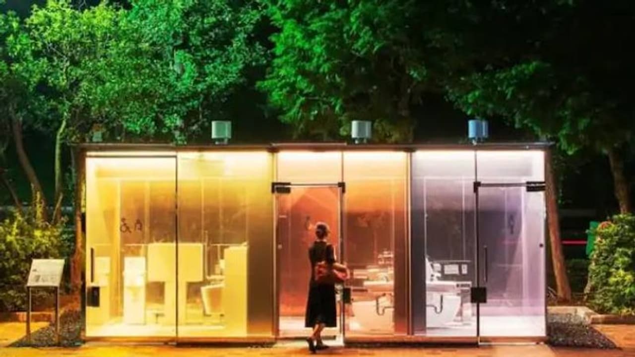 പുറത്ത് നിന്നും നോക്കിയാൽ അകം മൊത്തം കാണാം, ജപ്പാനിൽ ഒരു അപൂർവ ശുചിമുറി പുറത്ത് നിന്നും നോക്കിയാൽ അകം മൊത്തം കാണാം, ജപ്പാനിൽ ഒരു അപൂർവ ശുചിമുറി