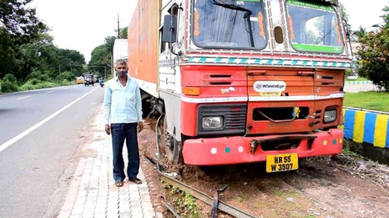 അപകടത്തില്പ്പെട്ട വാഹനം മാറ്റാനെത്തിയ ക്രെയിനിന് നല്കാന് പണമില്ല; ലോറി ഡ്രൈവര് പെരുവഴിയില് അപകടത്തില്പ്പെട്ട വാഹനം മാറ്റാനെത്തിയ ക്രെയിനിന് നല്കാന് പണമില്ല; ലോറി ഡ്രൈവര് പെരുവഴിയില്