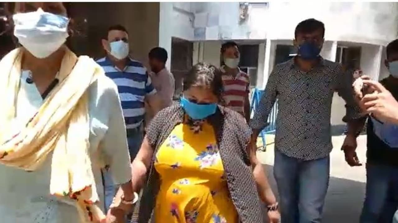 অভিনয়ে সুযোগ দেওয়ার নামে সোশ্যাল মিডিয়ায় মডেলের অর্ধনগ্ন ছবি ফাঁস, গ্রেফতার ২