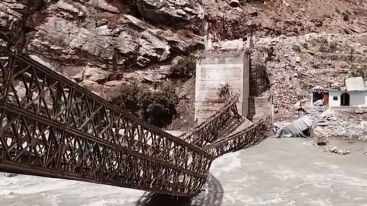 ভয়ঙ্কর ভূমিধসের Viral Videoটি দেখুন, প্রাণ নিল ৯ পর্যটকের, ভাসিয়ে নিয়ে গেল একটি সেতু ভয়ঙ্কর ভূমিধসের Viral Videoটি দেখুন, প্রাণ নিল ৯ পর্যটকের, ভাসিয়ে নিয়ে গেল একটি সেতু