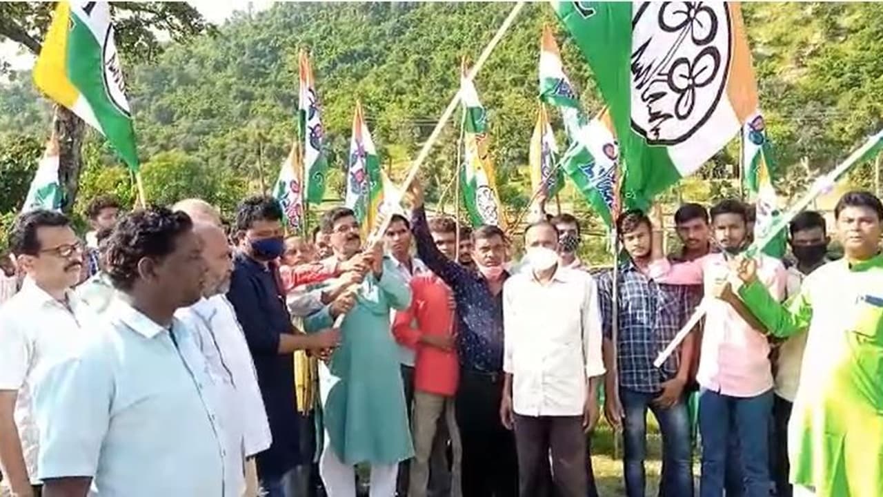 রাজ্যে অব্যাহত দলবদল, কংগ্রেস ও বিজেপি ছেড়ে তৃণমূলে যোগ ২০০ জনের রাজ্যে অব্যাহত দলবদল, কংগ্রেস ও বিজেপি ছেড়ে তৃণমূলে যোগ ২০০ জনের