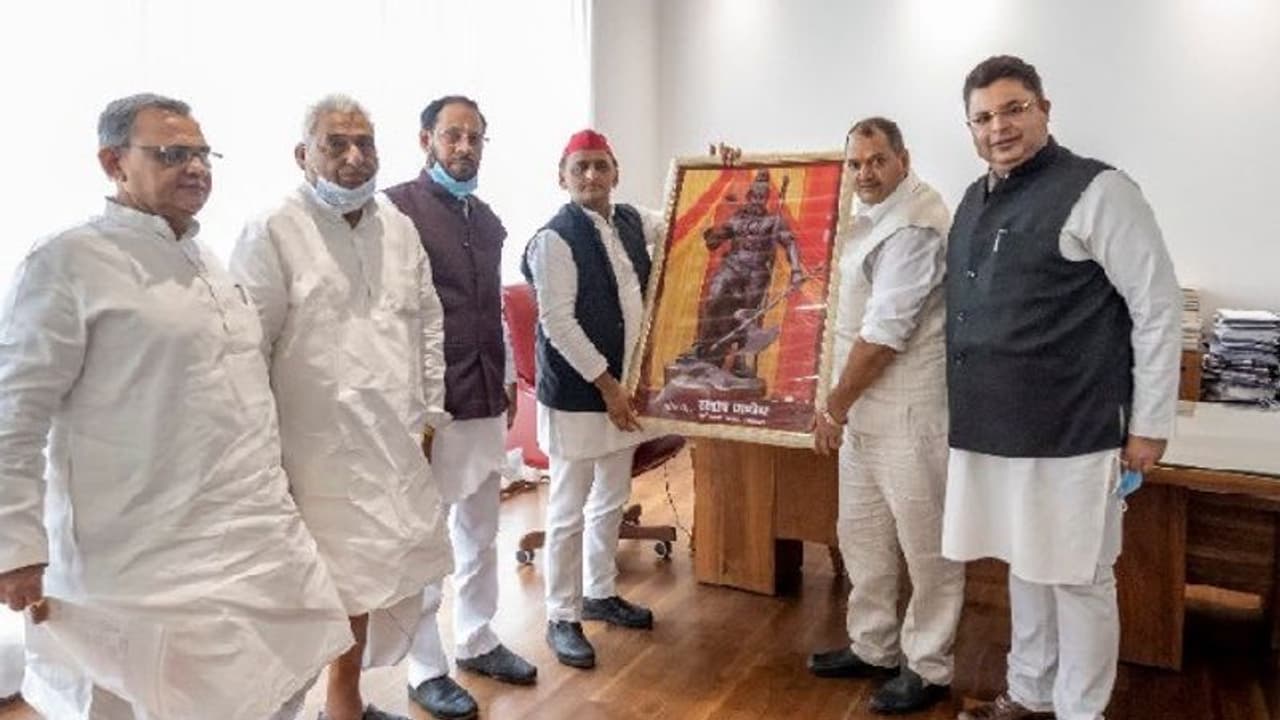 यूपी में बसपा की राह पर चली सपा: अखिलेश यादव भी अब करेंगे ब्राह्मण सम्मेलन..शरू किया चुनावी शंकनाद यूपी में बसपा की राह पर चली सपा: अखिलेश यादव भी अब करेंगे ब्राह्मण सम्मेलन..शरू किया चुनावी शंकनाद