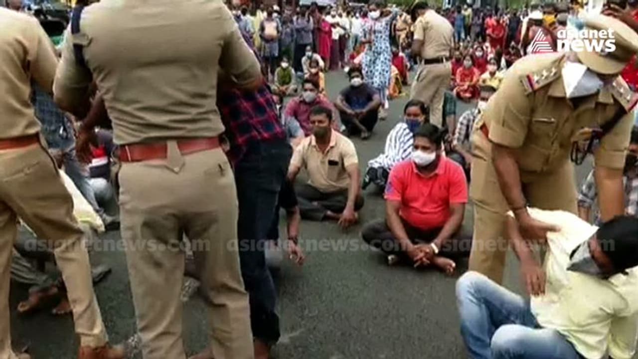 ചെല്ലാനത്ത് തീരദേശ പാത ഉപരോധിച്ച് നാട്ടുകാരുടെ പ്രതിഷേധം; ഒടുവിൽ അറസ്റ്റ് ചെയ്ത് നീക്കി ചെല്ലാനത്ത് തീരദേശ പാത ഉപരോധിച്ച് നാട്ടുകാരുടെ പ്രതിഷേധം; ഒടുവിൽ അറസ്റ്റ് ചെയ്ത് നീക്കി