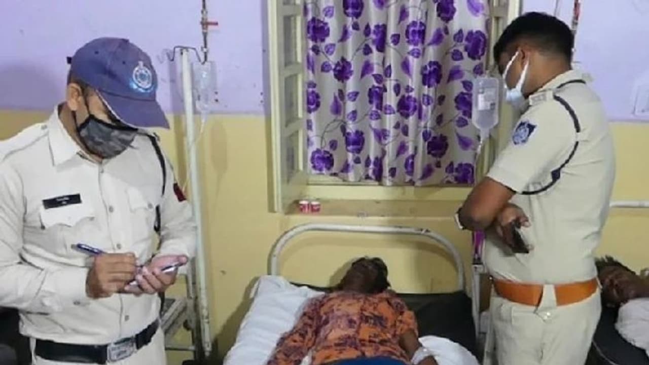 MP में जहरीली शराब से 3 लोगों की मौत, प्रशासन ने माफिया का तोड़ा घर..आबकारी अधिकारी किए सस्पेंड MP में जहरीली शराब से 3 लोगों की मौत, प्रशासन ने माफिया का तोड़ा घर..आबकारी अधिकारी किए सस्पेंड